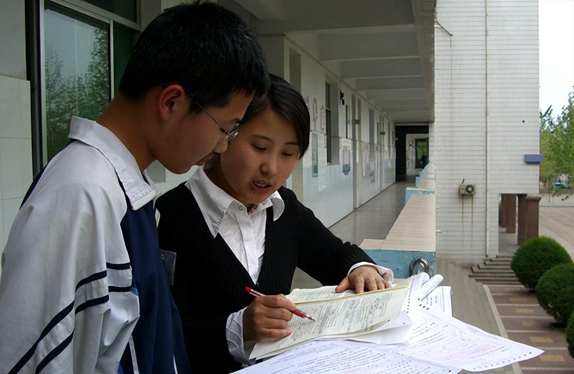 试卷意见家长怎么写 语文老师批改作业，2字评语让家长气愤，直言：不配为人师表