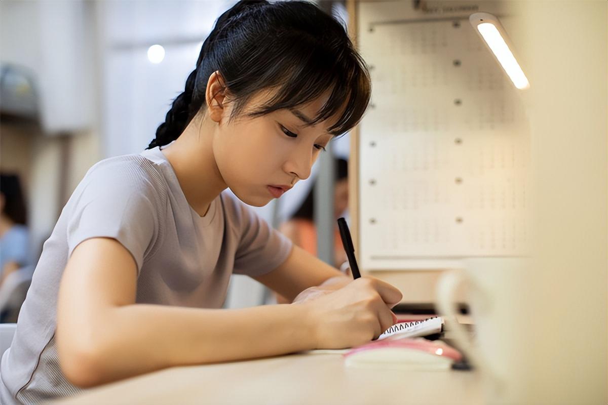 大学生创业计划书盈利模式怎么写 在校大学生一边读书一边开网店，月入六千，实现经济独立！