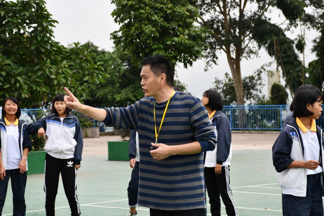 今天，我们想隆重介绍一位崇明的老师